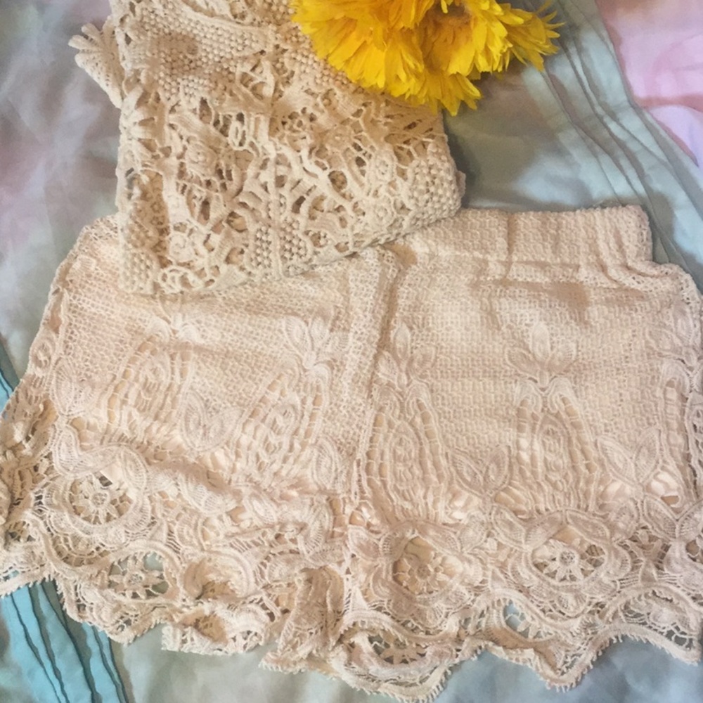 ❌DONATED❌Cream Beige Crochet Stretch Waistband Lined Shorts - Picture 4 of 9